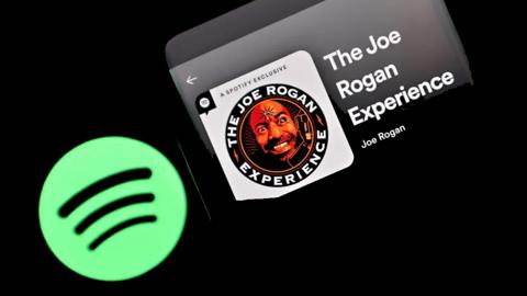جو روجان Joe Rogan يجدد عقده مع Spotify مقابل