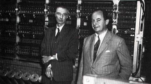 روبرت Oppenheimer أوبنهايمر (يسار) وجون فون نيومان في أكتوبر 1952